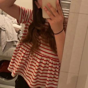 Zara T-shirt  - Säljer denna rödvit randiga tshirten från zara! Storlek M ❤️ köpt 2021 och knappast använd sen dess 👍🏼