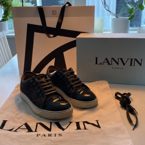 Lanvin skor - Säljer nu mina mörkgråa lanvin skor i bra skick. Skorna är i storlek 40. Skorna är stor i storleken och passar bättre om man har storlek 41. Helt nya snören på. Medföljer till köpet är boxen till skona en, tygpåse med märket lanvin och de gamla snörena.