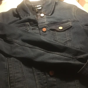 Jacka i jeans - En jacka i jeans. Aldrig använd hänger bara i garderoben. 