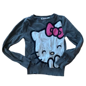 Hello Kitty sweater💗💗 - Perfekt till hösten eller när det är lite kallare väder🫶🏻 den är i barnstolek men passar perfekt på  xxs-xs💗