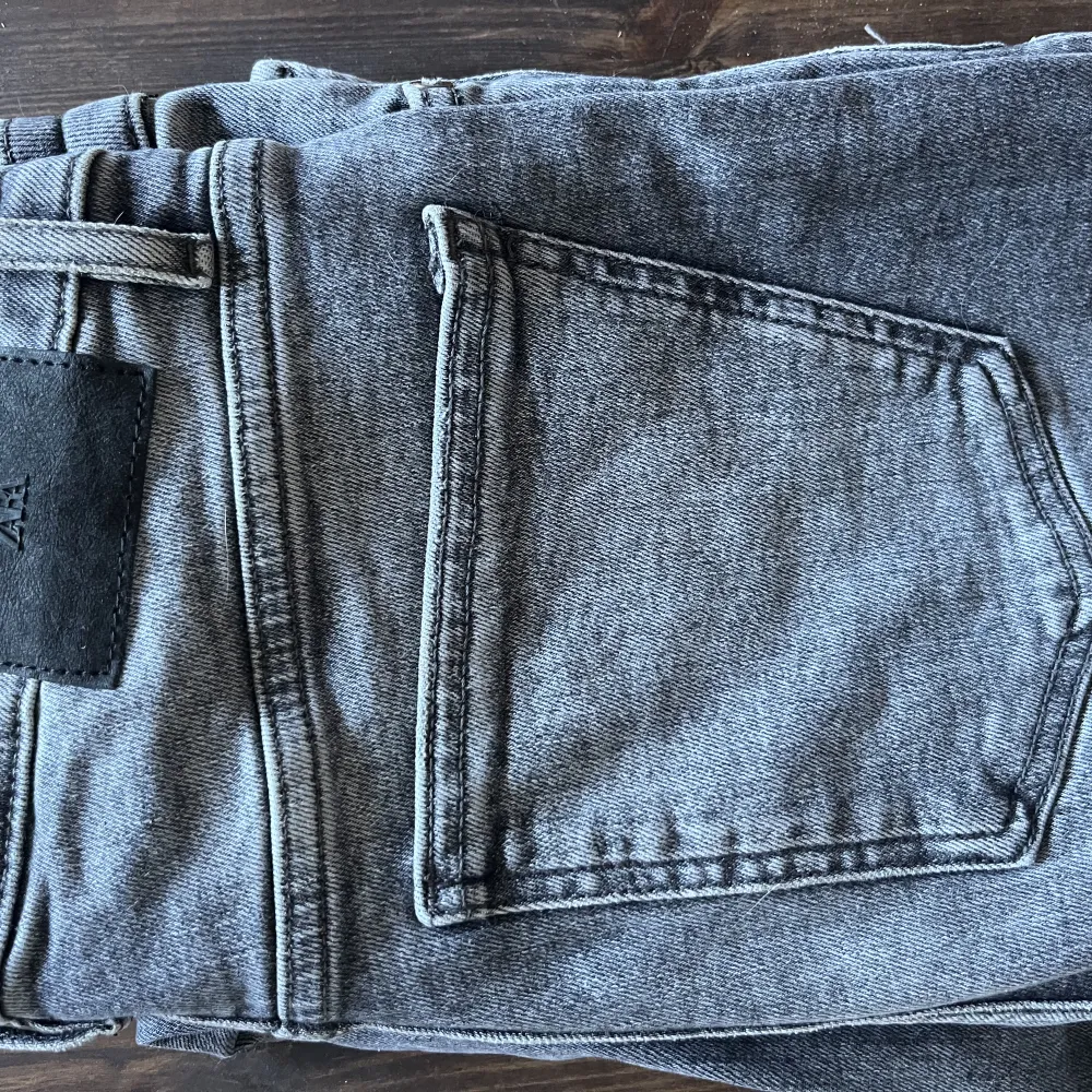 Oanvönda zara jeans i grå färg. Stl 40. . Jeans & Byxor.