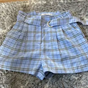 Ett par shorts som är i lila färg. Likt en kjol när man har på sig den. Aldrig använd😊