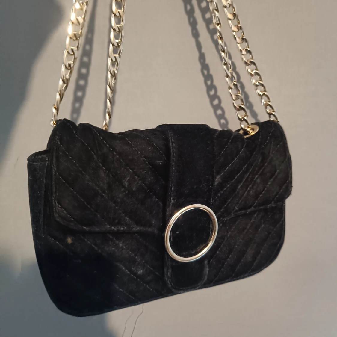 Svart axelbandsväska