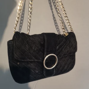 Svart axelbandsväska - Liten väska för mobil o mindre saker, använd men hel och fin! 