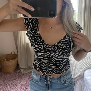 Djurmönstrad topp från Zara - Snygg topp från zara med zebramönster, 
