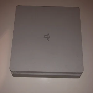 PS4 slim  - Vill sälja min ps4 för kunna köpa en pc har knappt använt den. Den låter inte och lagar inte. Man kommer få alla slad och en kontroll 
