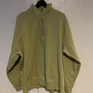 Quarterzip weekday - Quarterzip från weekday aldrig använd storlek M boxig oversized fit. 