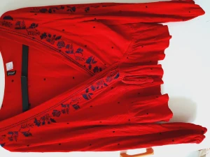 Omlott tröja - Omlott tröja med broderidetaljer