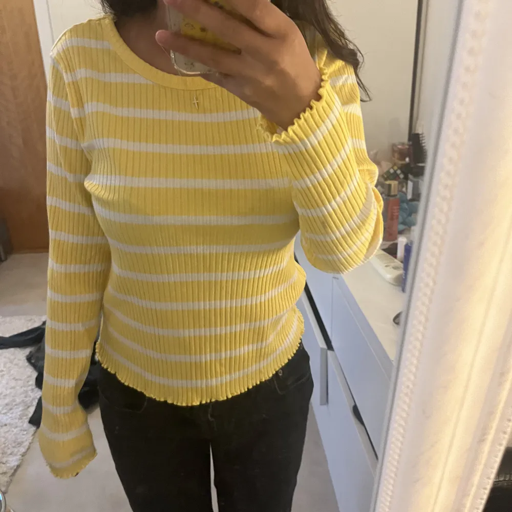 En jätte fin gul tröja från Cubus aldrig använd❤️ det går bra att trycka på köp nu knappen🌸. Toppar.