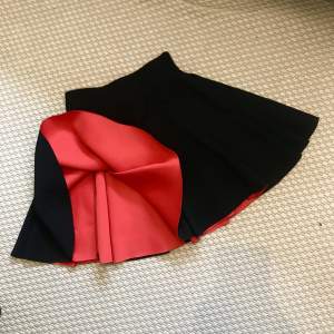 Fin kjol med röd insida🖤 Knappt använd Har en liten fläck Säljer eftersom den tyvärr inte används längre🌱
