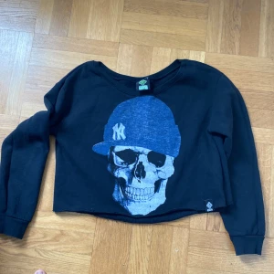Croppad collegetröja med tryck  - Snyggt tryck med döskalle Står storlek L men snarare en S