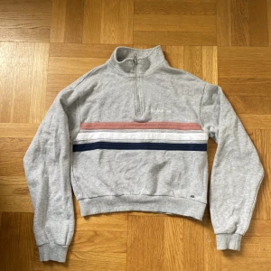Tröja med krage från Pull&Bear  - Kort modell Storlek XS