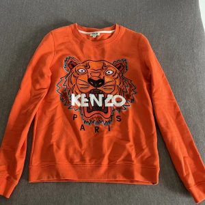 Kenzo tröja  - Äkta Kenzo tröja i nyskick, orange.  St: xs 