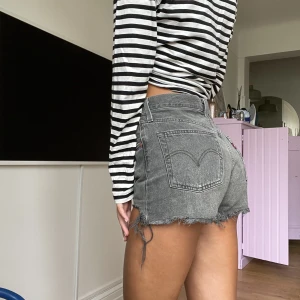 Jeans shorts LEVIS - Jeans shorts från Levis 501. Svarta. Använda men i väldigt gott skick. 