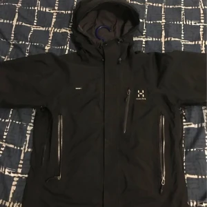 Jacka  - Hejsan jag har en hagelöfs jacka herr storlek m endast swish frakt bevis fås med 