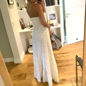 Långklänning  - Vit maxiklänning utan axelband 🤍