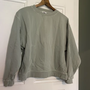 Mintgrön sweatshirt  - Väldigt skön sweatshirt som inte är för varm!! I väldigt bra skick och i väldigt fin färg  köparen står för frakt 📦 