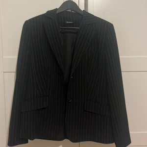 Randig blazer/kavaj - Mörkblå randig blazer/kavaj i gott skick! Jag säljer tillhörande kostymbyxor 
