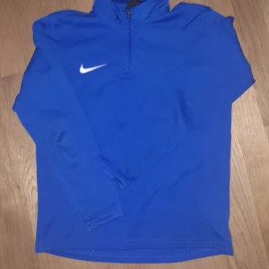 Nike tränningströja - Säljer min nike tränningströja eftersom den är liten