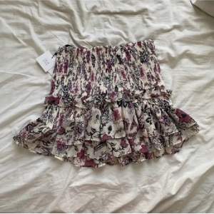 Oanvänd kjol från zara, väldigt många intresserade så det blir budgivning!💕