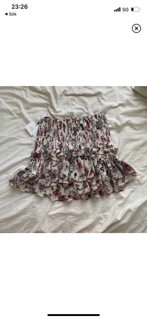 Zara kjol - Oanvänd kjol från zara, väldigt många intresserade så det blir budgivning!💕