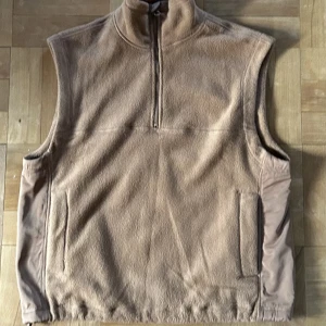 Väst - Quarterzip väst i fleece köpt från weekday som säljs pga att den inte passar som jag vill. Dm för mer info 