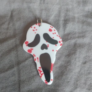 Scream berlocker  - Har 8 stycken, säljer för 15 kr styck! Scream berlocker I plast. Kom privat eller köp alla åtta!