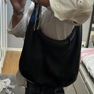 Läder väska  - As najs handväska från &other stories! Köpt för ett år sen, men bara andvänd ca 10ggr. Super bra skick, köpte för 1400kr. Välldigt rymlig och passar till allt. (Dator får plats)