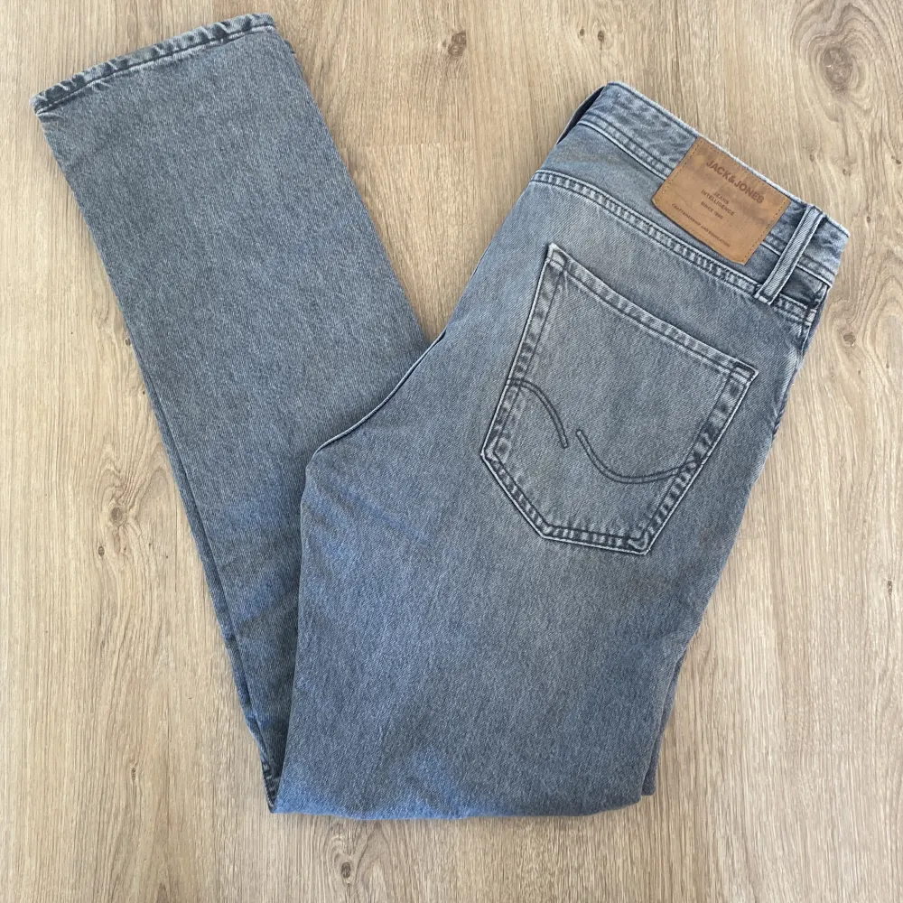 Gråa jeans från jack and jones. Säljer för att dom är för stora, använda en gång. Inga hål eller något sånt.. Jeans & Byxor.