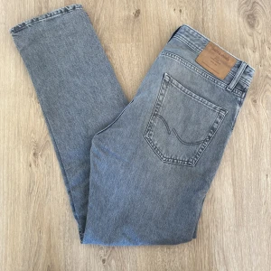 Gråa Jenas - Gråa jeans från jack and jones. Säljer för att dom är för stora, använda en gång. Inga hål eller något sånt.
