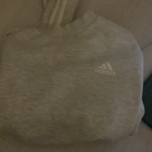 Croppad addidas topp  - Den går att spänna längst ner och tröjan är Croppad 