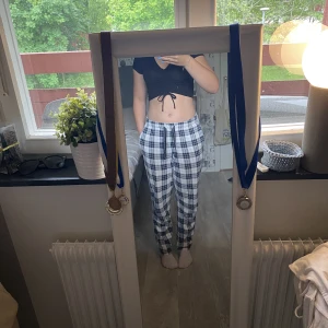 Tröja med snörning - En fin tröja med snöre och dragsko. Tröjan är i superbra skick så den inte blivit använd så mycket, endast några få gånger.  Storleken är S och passar mig som har S i vanliga fall