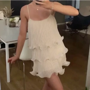 sommar klänning  - Säljer denna söta volang klänning ifrån hm, i jätte fint skicka🫶🏼 mitten bilden är min, de andra e lånade! 