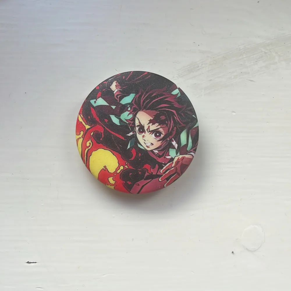 Tanjiro from demon slayer pin, its a bit glittery with nice quaility, bought for 2 years ago and barley used!! Dm for more info/pics ;) Tanjiro från demon slayer pin som är lite glittrig, köpt för ett tag och knappt använd, skriv för mer info/bilder . Asusteet.