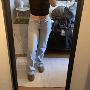 Blåa jeans - Säljer dessa högmidjade ljusblå jeans som inte kommer till användning längre, köparen står för frakten💓