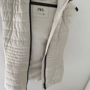 Väst - Hej alla fina . Jag säljer min väst köpt från zara . Säljs för 200kr