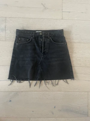 Mörkgrå jeanskjol - As snygg mörkgrå jeanskjol från ginatricot💖I nyskick! Tryck på köp nu! 💖Dessa är i strl 36 dvs S. Men skulle säga att dem passar någon med strl 34. Eftersom jag i vanliga fall har 34. 💖