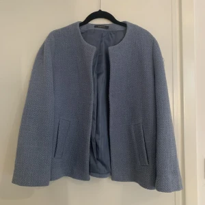 Tunn jacka  - Tunn jacka från ESPRIT perfekt till vår/sommar. Knappt använd så den är i mycket bra skick. Står ingen storlek i den men uppskattar att den är s/m beroende på önskad passform. Pris kan diskuteras vid snabb affär  Skriv vid frågor!💗