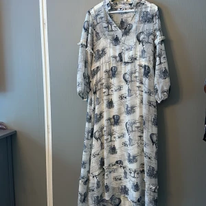 Långklänning - Jätte ball långklänning med ”safari”. Perfekt sommarklänning då den är väldigt luftig och skön. (Frakt tillkommer) 