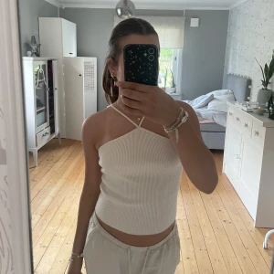 Gulligt linne💕 - Ett jättefint ljusrosa/beige linne från zara, har en liten fläck på bröstet men ingen som syns när man har på sig tröjan💕 nypris ca 150kr 