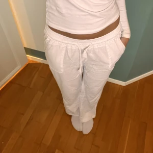 Linnebyxor vita - Vita linnebyxor som inte kommer till användning. Jag på bilden 175cm lång