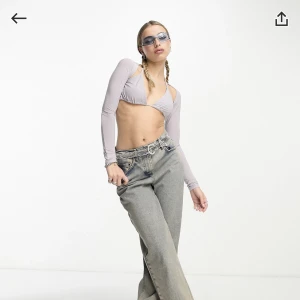 Festtopp  - Det här är en skön och helt oanvändbar topp, rakt ur paketet och aldrig använd. Den är snygg till både fest, festival och utekväll! Du betalar frakten själv.