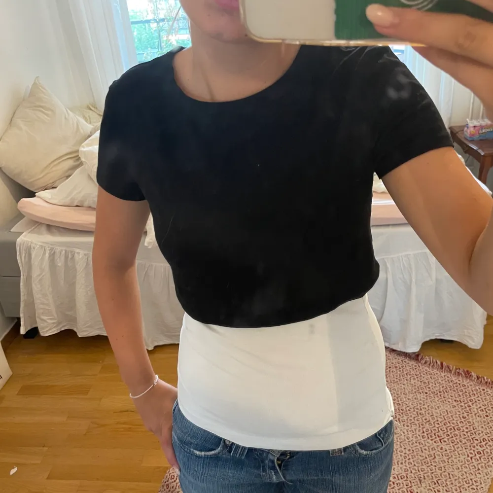 jätte cool svart croppad tröja från hm!! så snygg och man kan styla på så många sätt🥰🙏😘. T-shirts.