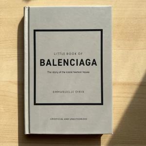 Little Book Of Balenciaga  - Köpt från Galeries Lafayette i Paris, har vart jätte försiktig med boken och har bara använt den som dekoration. Kanterna på bokomslaget är EJ sabbade heller. 