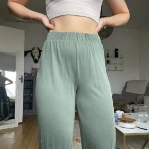 Byxor - Så sköna och luftiga byxor, lösare modell med en resårmidja, veromoda. Aldrig använda!