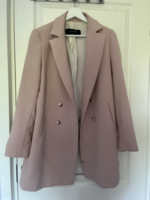 Kavaj - Säljer denna vackra kavaj i gammal rosa💘 den är så skön och passar perfekt till sensommaren💘 den har några fläckar som inte försvinner och därav priset💘