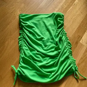 En grön kjol från Zara som tillhör ett set. Så snygg på sommaren. Aldrig kommit till användning tyvärr ☺️ Storlek: S