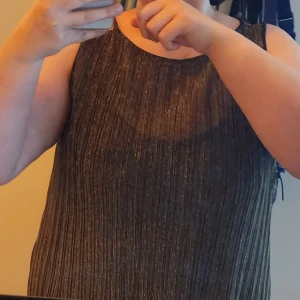 Zara kort klänning - Det används också en gång för bröllopsfesten. Det passar L-XL samt XXL  Jag är XXL och passar mig men fodret inutı fastnar lite i mig. 