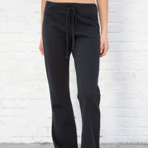 Yoga pants - Hillary soft yoga pants från brandy Melville, säljer dom då dom inte kommer till användning, aldrig använda bara testat dom.😊Onsize men skulle säga att dom är som s-m 