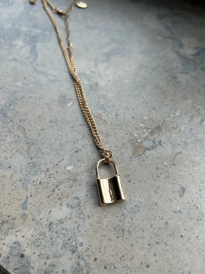 Guld lås halsband  - Säljer detta fina halsband som jag inte får någon användning av. Köpt på Ur och Penn 